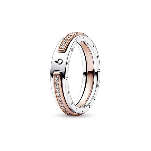 Pandora Ring aus 925er Silber mit Zirkonia und Gravuren auf der einen Seite, die andere Seite ist rosafarben.