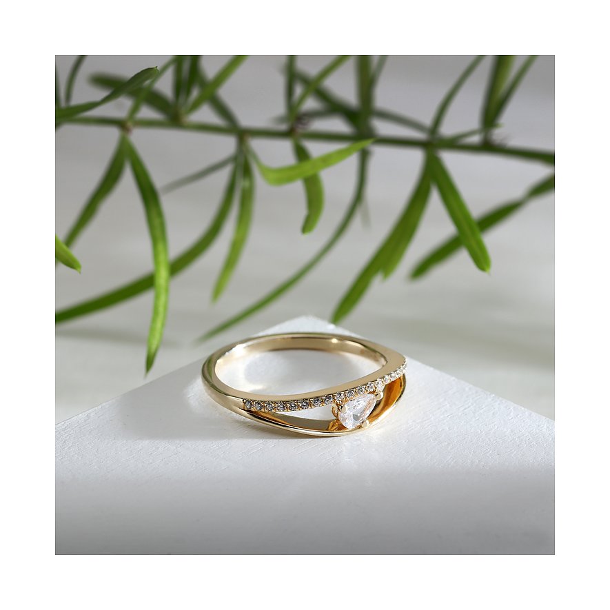 Live Diamond Goldring aus recyceltem Gelbgold mit einem birnenförmigen Diamanten und Diamantpavé an einer Seite.
