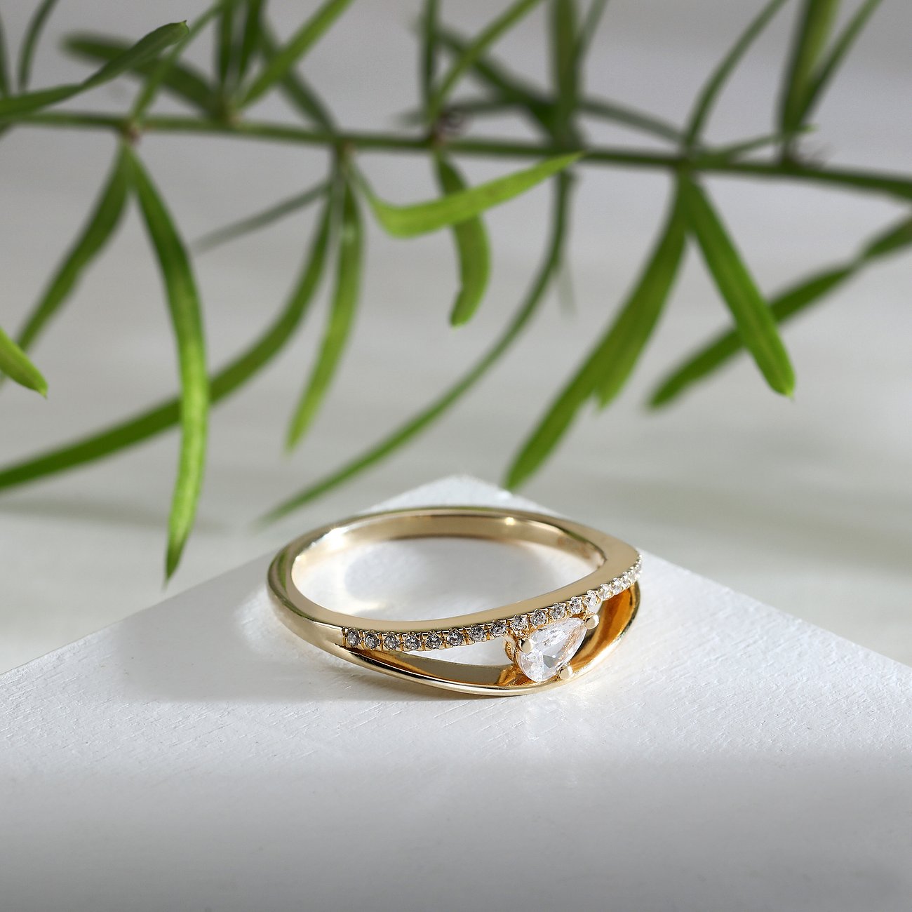 Live Diamond Goldring aus recyceltem Gelbgold mit einem birnenförmigen Diamanten und Diamantpavé an einer Seite.