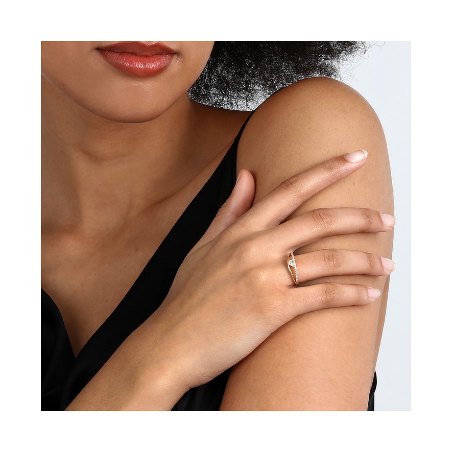 Nahaufnahme eines Live Diamond Rings aus recyceltem Gelbgold mit einem Diamanten, getragen an einem Finger.