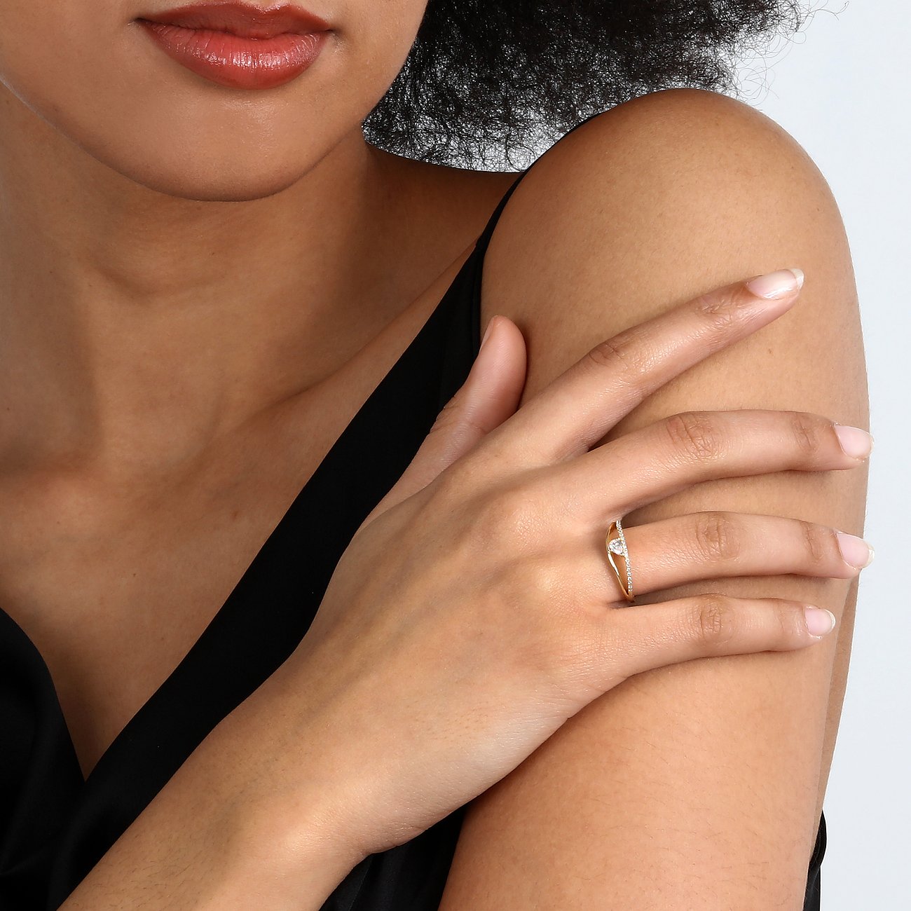 Nahaufnahme eines Live Diamond Rings aus recyceltem Gelbgold mit einem Diamanten, getragen an einem Finger.