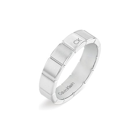 Calvin Klein Edelstahlring mit gebürsteter Oberfläche, segmentiertem Design und "CK"-Logo auf dem oberen Band.