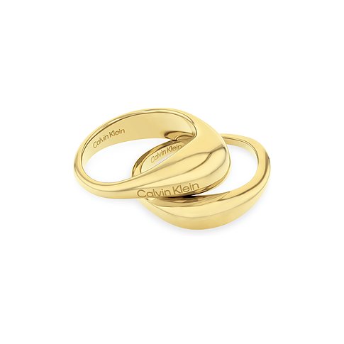 Zwei ineinander verschlungene Calvin Klein Ringe aus goldenem Edelstahl, von schräg oben gesehen.