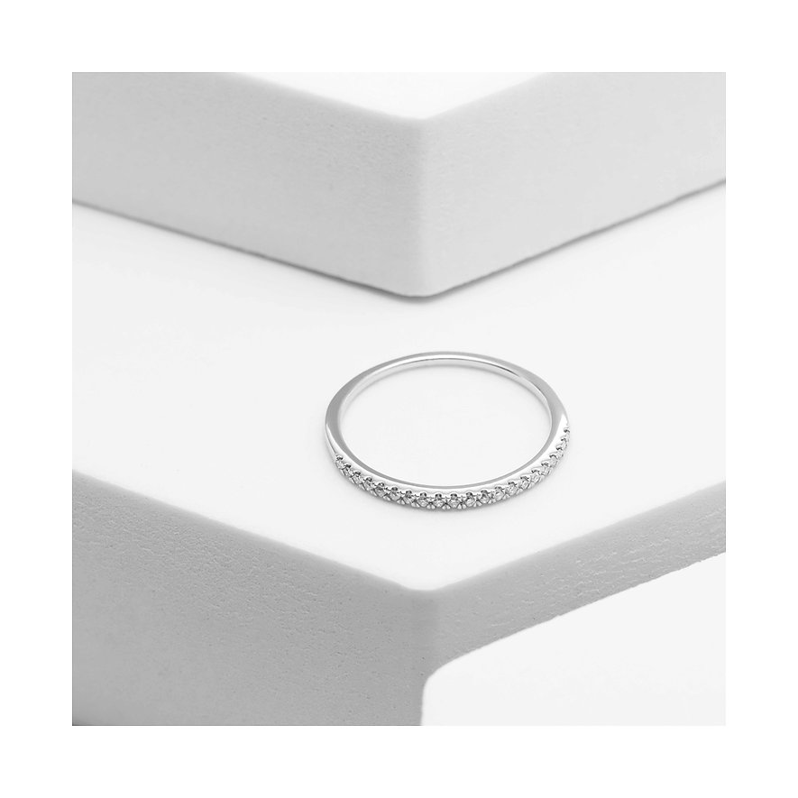 Ein zarter Ring aus 585er Weißgold, besetzt mit funkelnden Diamanten, der elegant auf einer weißen Oberfläche liegt.