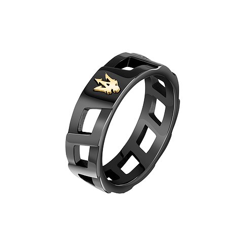 Maserati Ring aus Edelstahl, schwarz, mit goldenem Logo und geometrischem Muster.