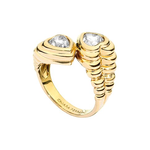 Ein goldener Chiara Ferragni Ring aus Messing mit zwei herzförmigen Zirkonia-Steinen und gerillter Fassung.