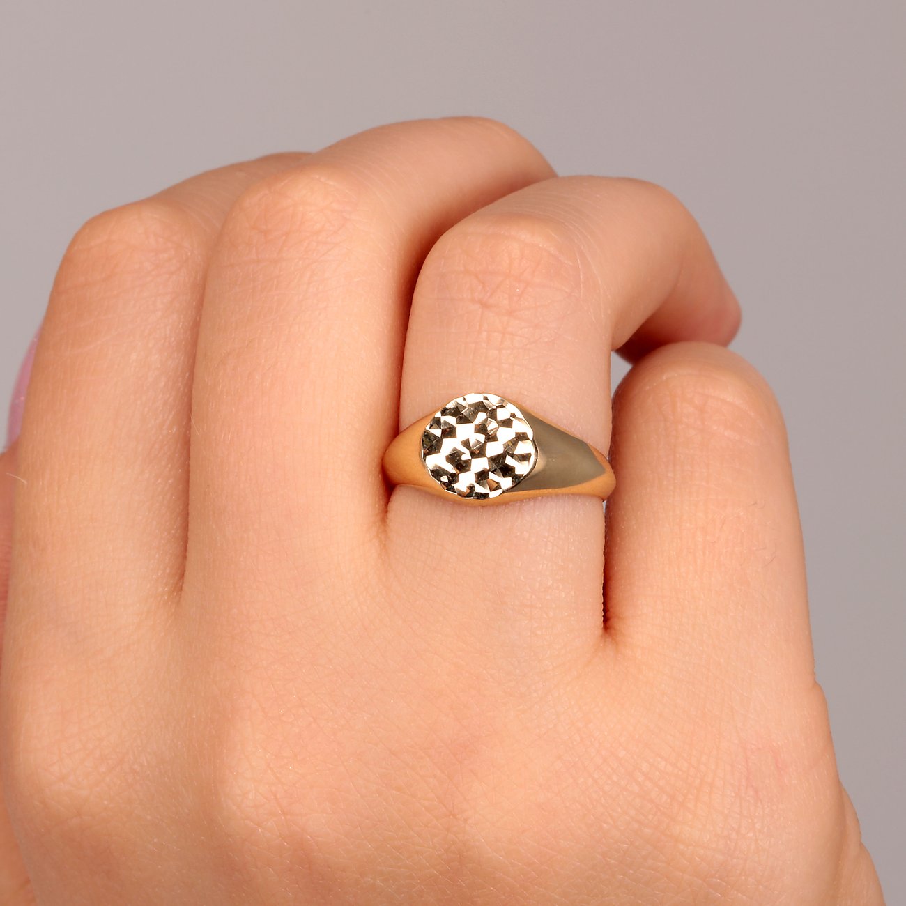 CHRIST Ring aus 375 Gelbgold mit Muster.