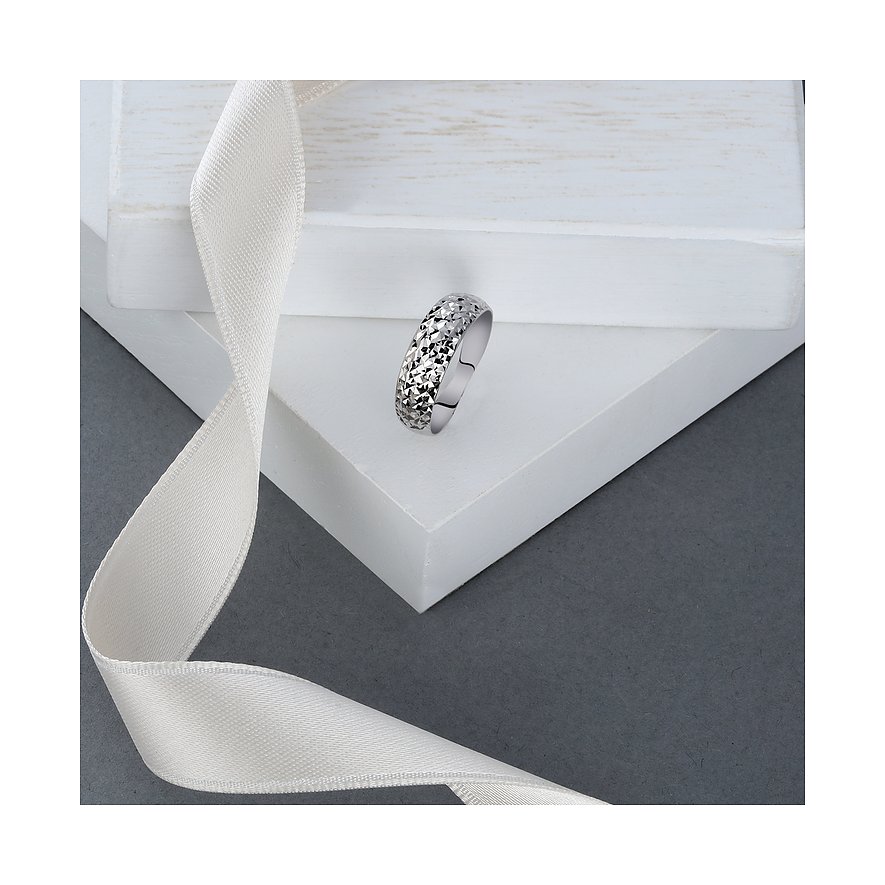 CHRIST Ring aus 375 Weißgold mit facettierter Oberfläche.