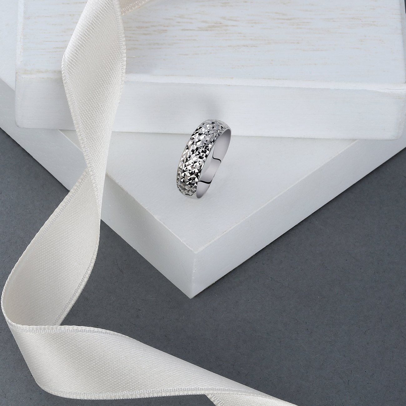 CHRIST Ring aus 375 Weißgold mit facettierter Oberfläche.