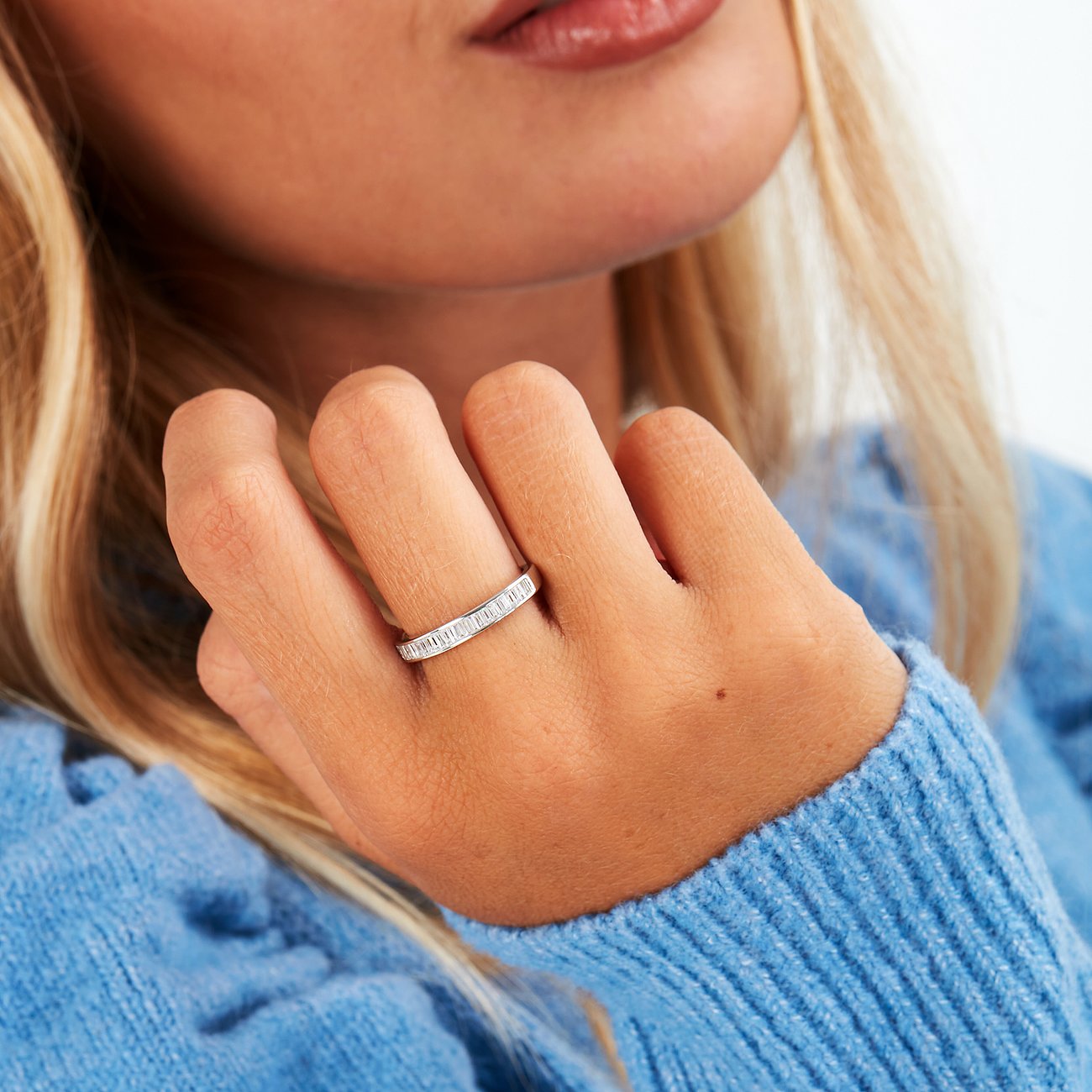 CHRIST Ring aus 585 Weißgold mit Diamanten im Baguetteschliff.