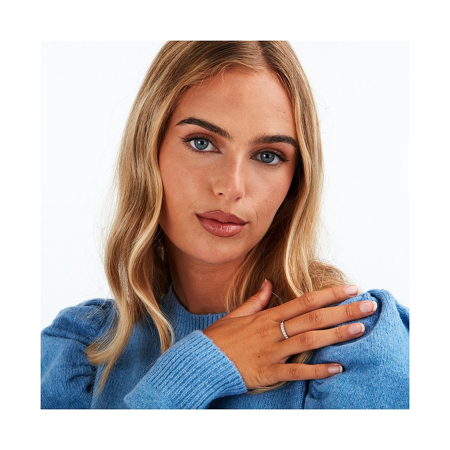 Nahaufnahme einer Frau, die einen CHRIST Ring aus 585er Weißgold mit Diamanten trägt.