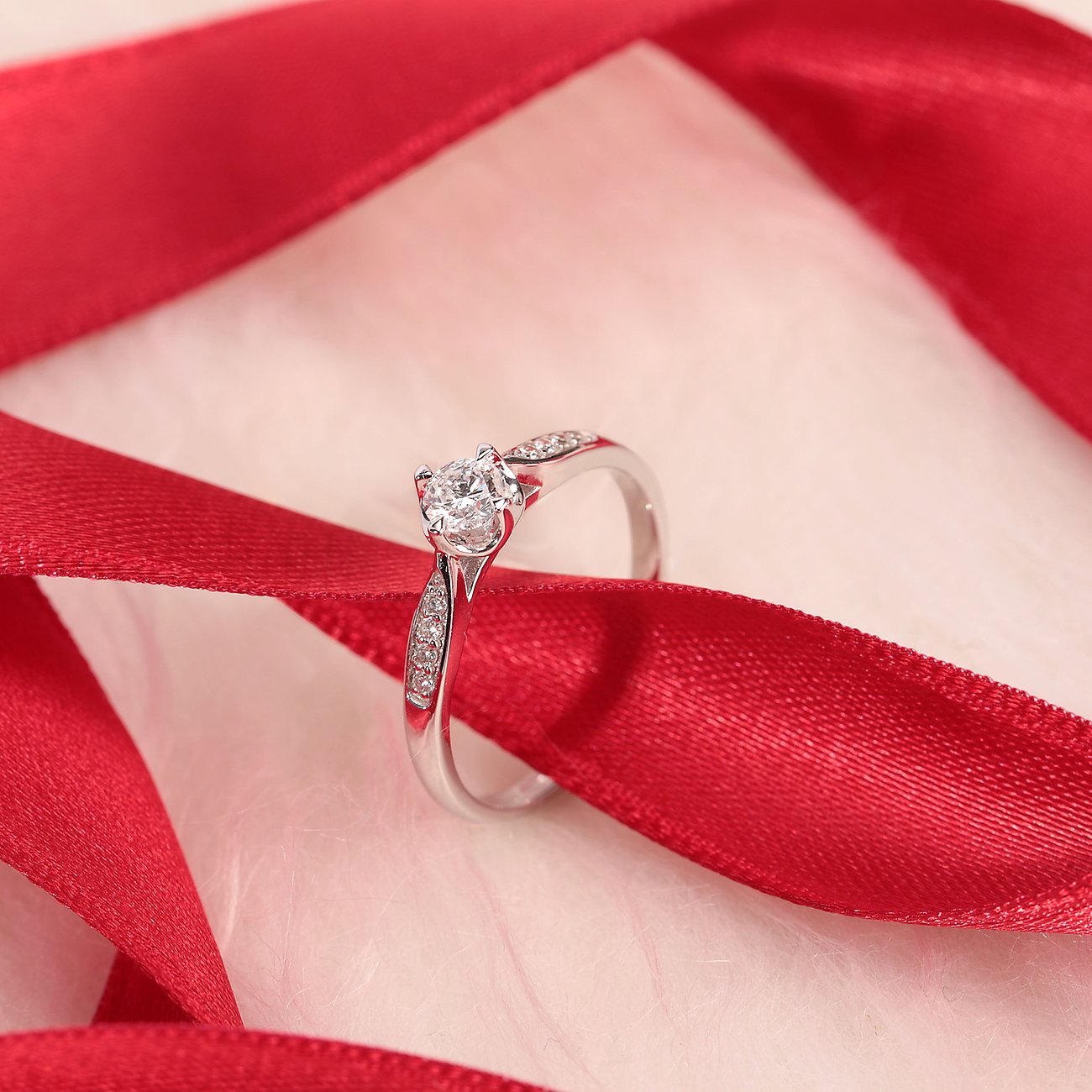 CHRIST Ring aus 585 Weißgold mit Diamanten im Solitär-Look.