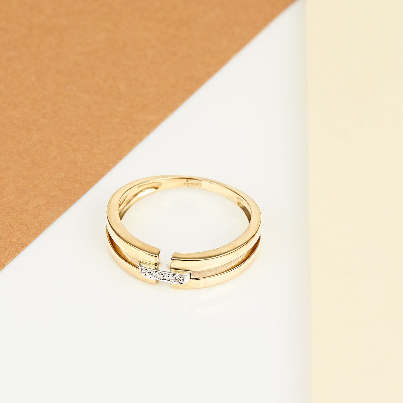 CHRIST Ring aus 585 Gelb- und Weißgold mit Diamanten.