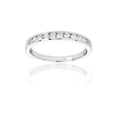 CHRIST ring van 585 witgoud met diamanten, als bandring met kanaalzetting.