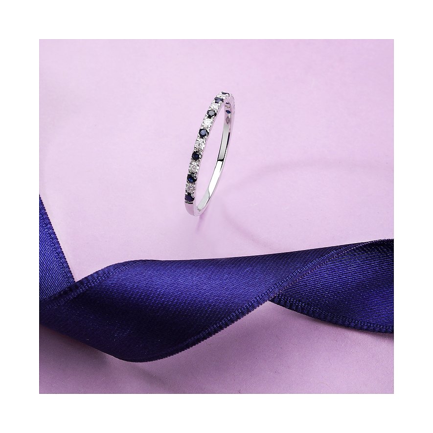 CHRIST Ring aus 585 Weißgold mit Saphiren und Diamanten.