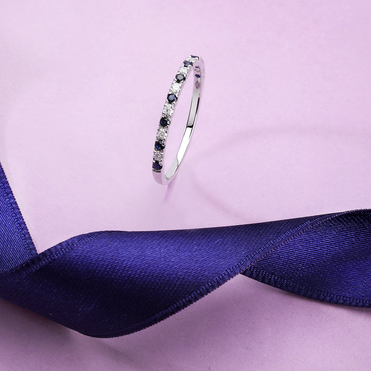 CHRIST Ring aus 585 Weißgold mit Saphiren und Diamanten.