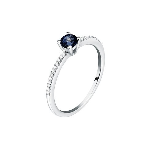 Bague en or blanc CHRIST, saphir rond central, flanqué de pierres plus petites sur l'anneau.