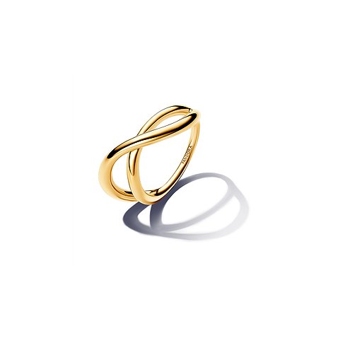 Ein Pandora Ring aus goldenem Metall mit einer ineinander verschlungenen X-Form, von oben links gesehen.