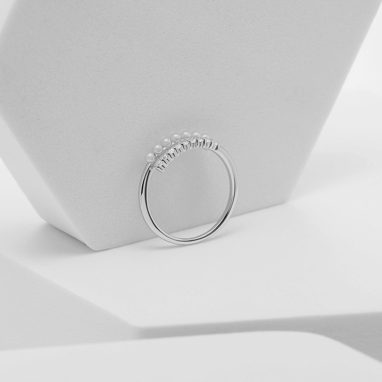 CHRIST Ring aus recyceltem 925er Silber mit Perlen und Zirkonia.