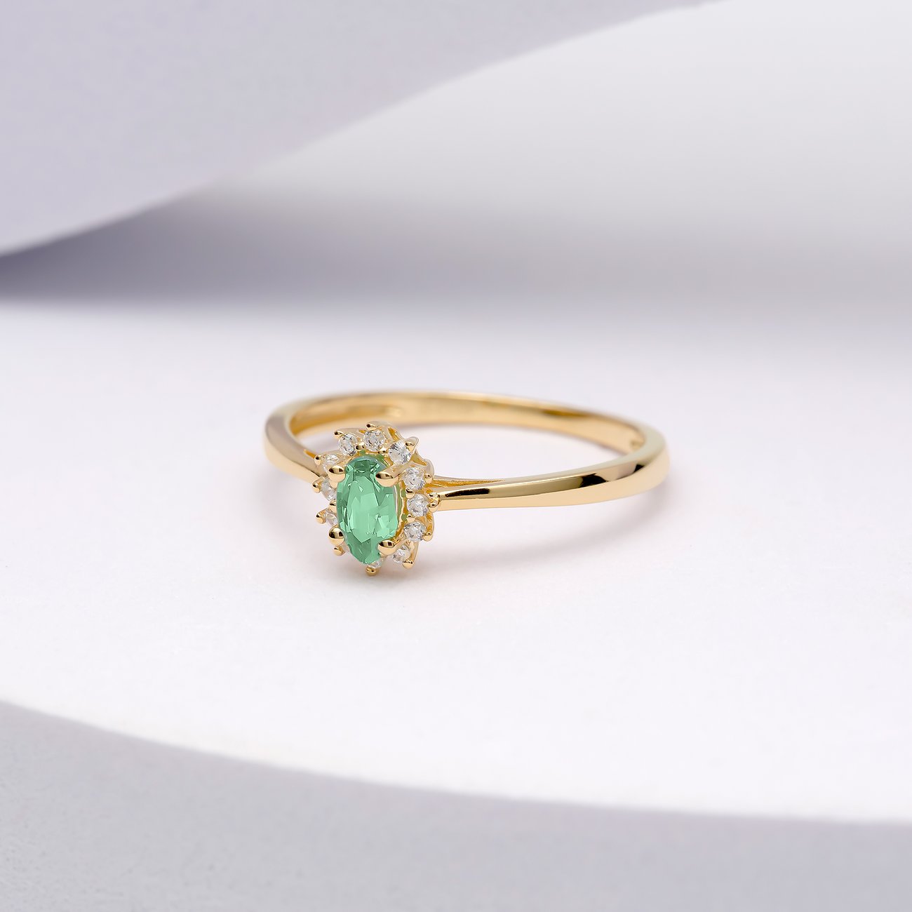 CHRIST Ring aus 585 Gelbgold mit Smaragd und weißen Steinen.