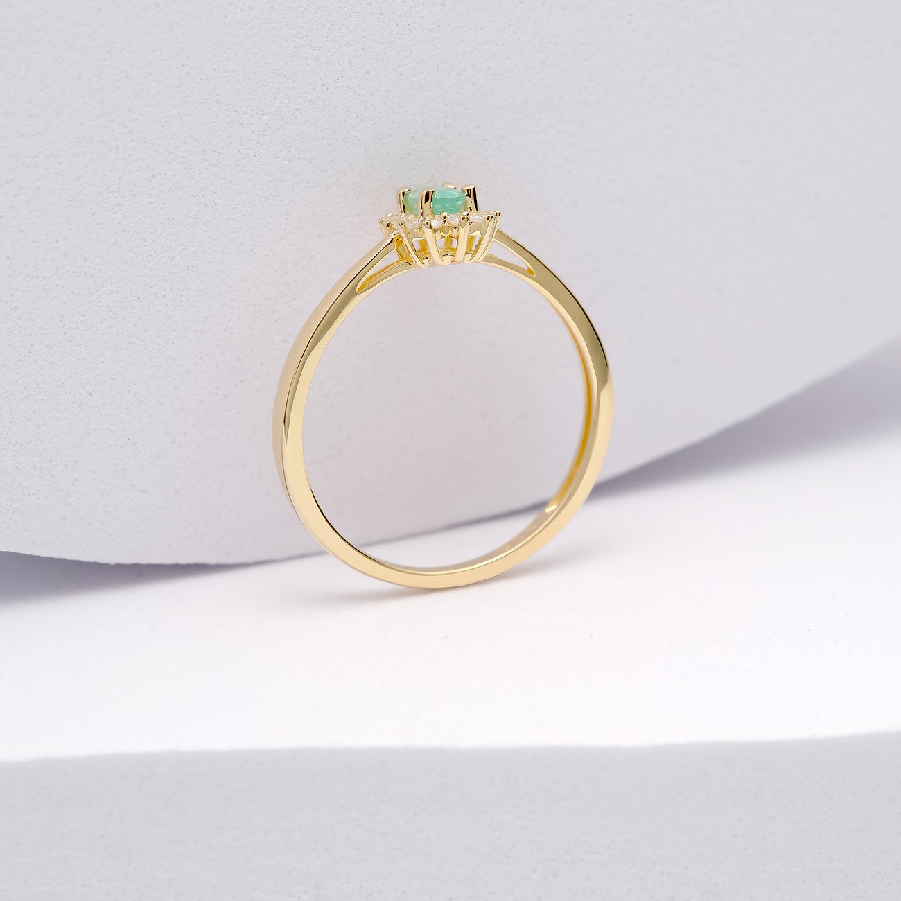 CHRIST Ring aus 585 Gelbgold mit Smaragd und Zirkonia.