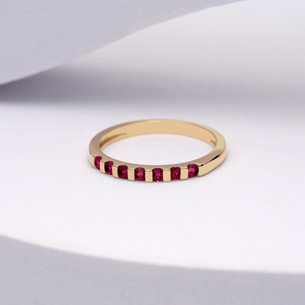 CHRIST Ring aus 585 Gelbgold mit Rubinen.