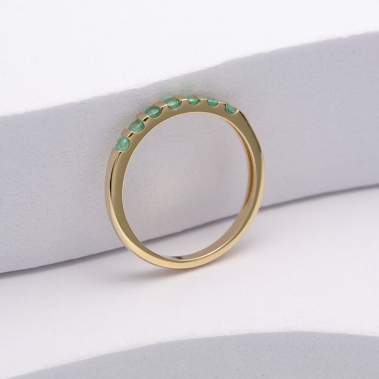 CHRIST Ring aus 585 Gelbgold mit Smaragden.