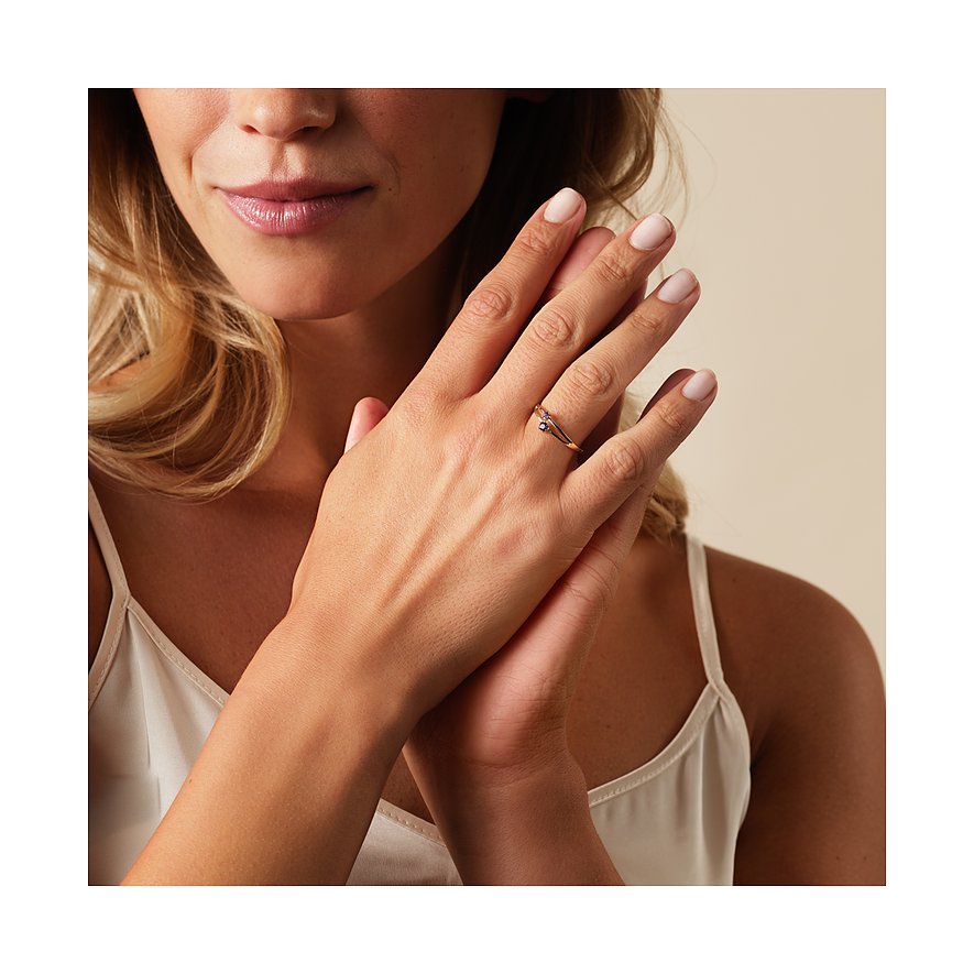 Nahaufnahme eines Rings aus 375er Gelbgold mit zwei Amethyst-Schmucksteinen, getragen an der Hand einer Frau.