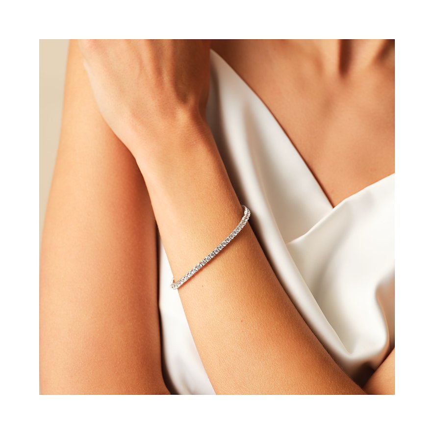 Aan iemands arm is de CHRISTIAN armband van gerecycled 925 zilver te zien, gezet met vele sprankelende zirkonia.