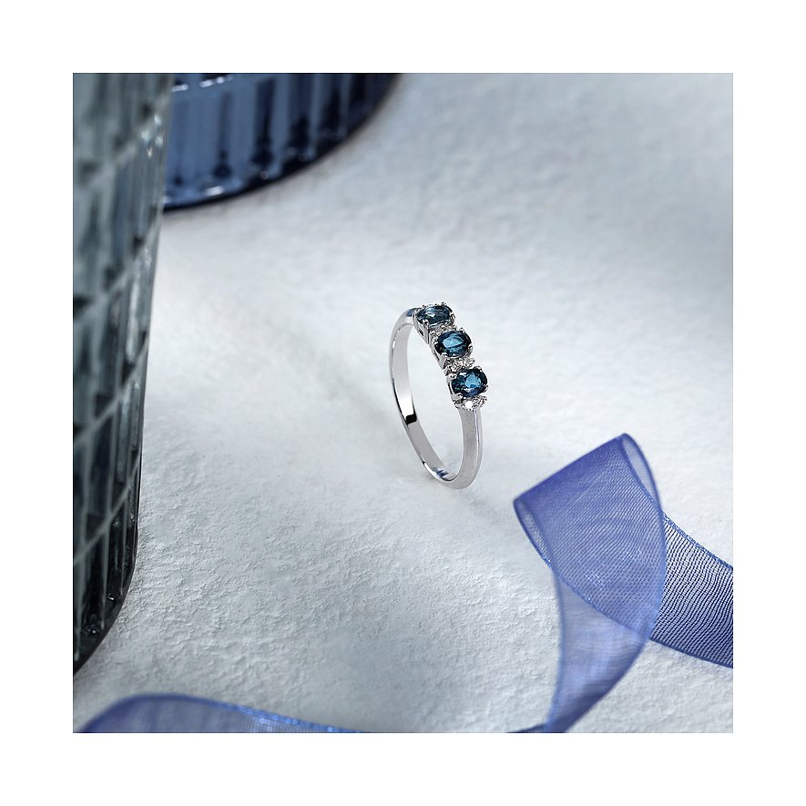 CHRIST Ring aus 585 Weißgold mit drei blauen Topasen und kleinen weißen Steinen.