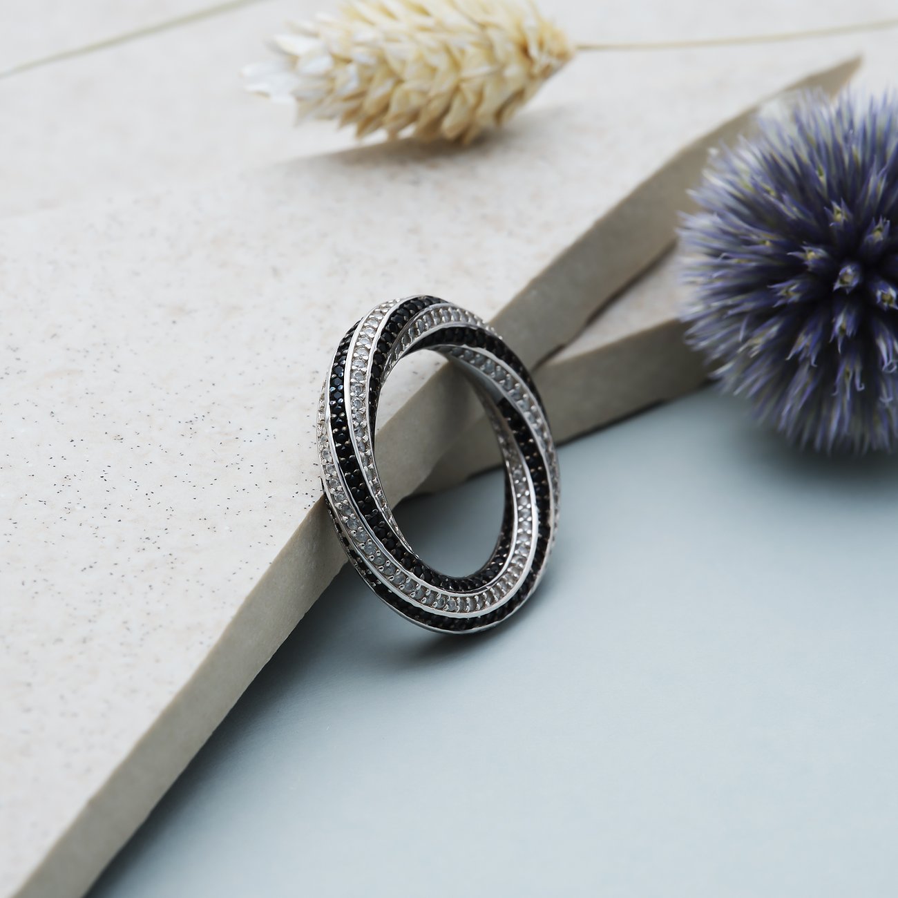 JETTE Ring aus 925er recyceltem Silber mit schwarzen und weißen Zirkonia.