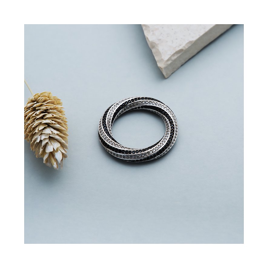 JETTE Ring aus 925er recyceltem Silber mit schwarzen und weißen Zirkonia.