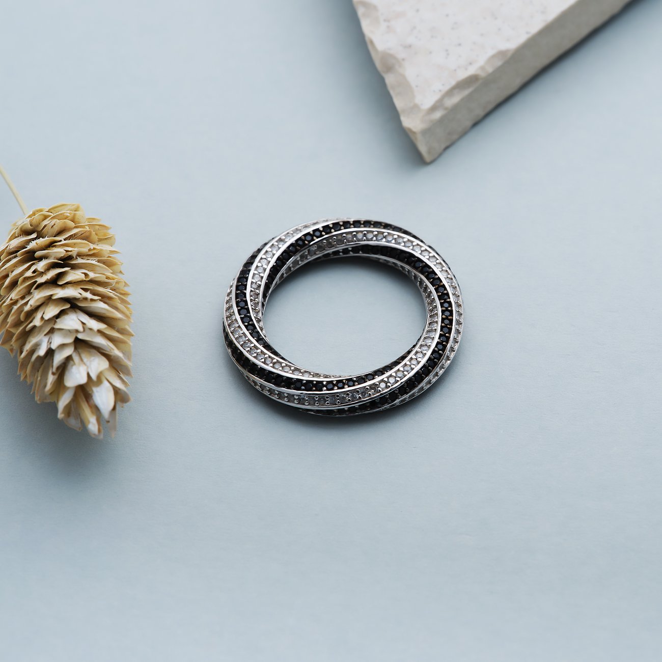 JETTE Ring aus 925er recyceltem Silber mit schwarzen und weißen Zirkonia.