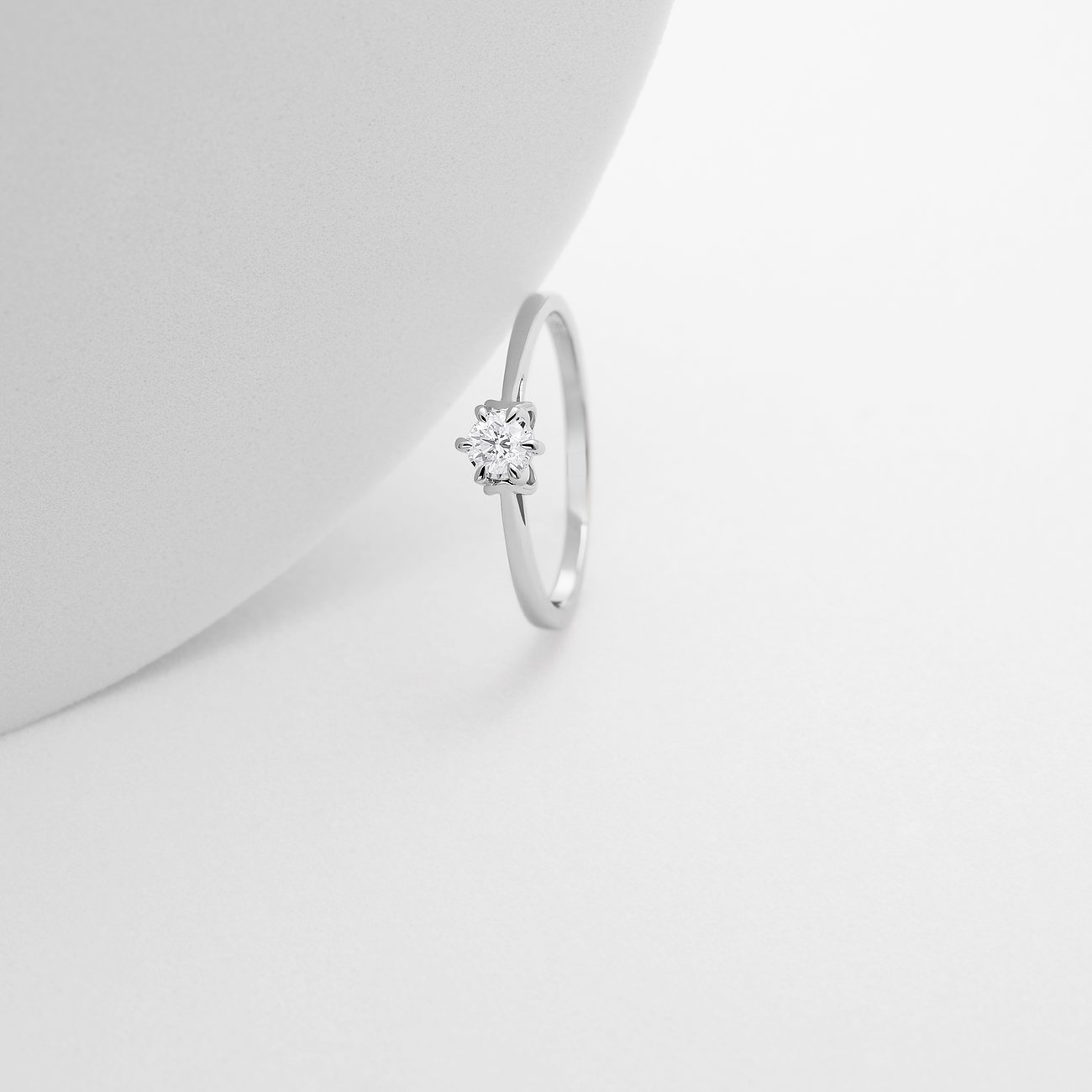 CHRIST Ring aus 585 Weißgold mit Diamant im Solitärschliff.