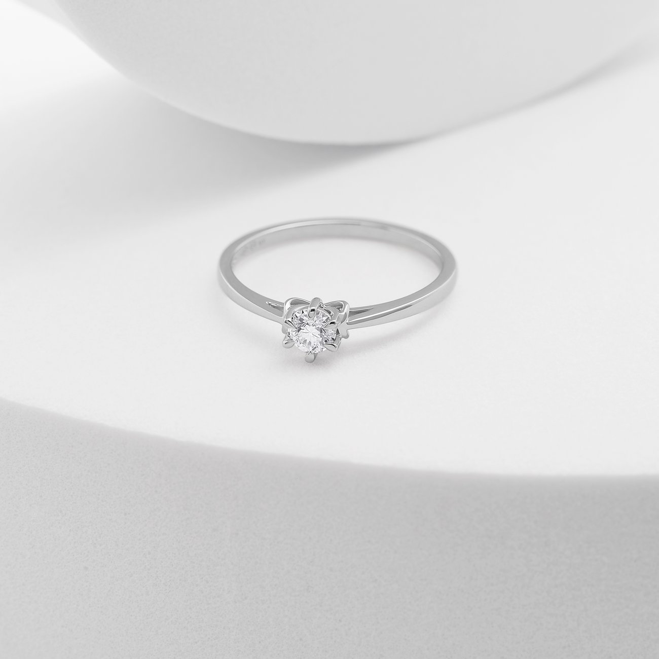 CHRIST Ring aus 585 Weißgold mit Diamant im Solitärschliff.