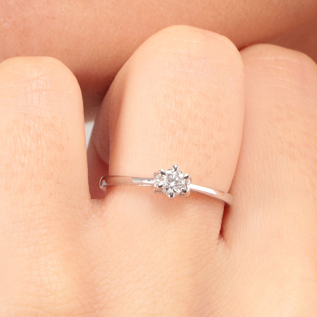 CHRIST Damenring aus 585 Weißgold mit Diamant.