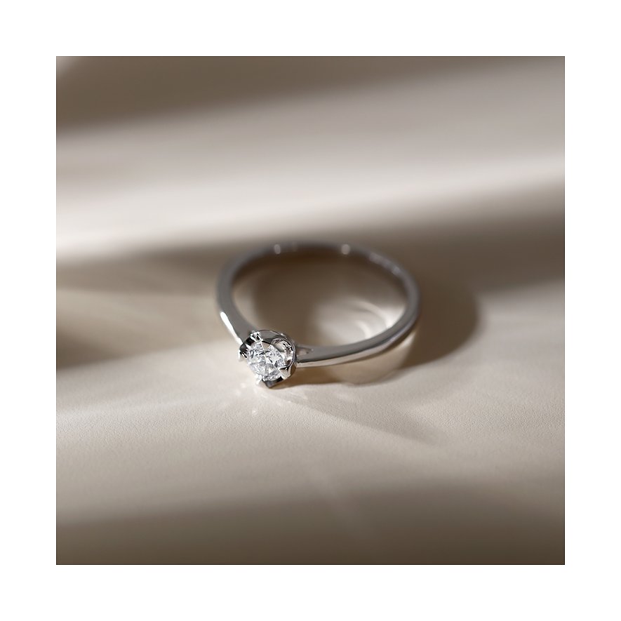 CHRIST Ring aus 585 Weißgold mit Diamant im Solitärschliff.