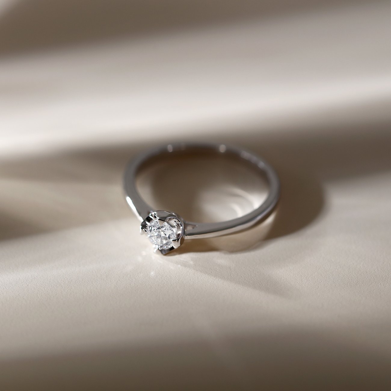 CHRIST Ring aus 585 Weißgold mit Diamant im Solitärschliff.