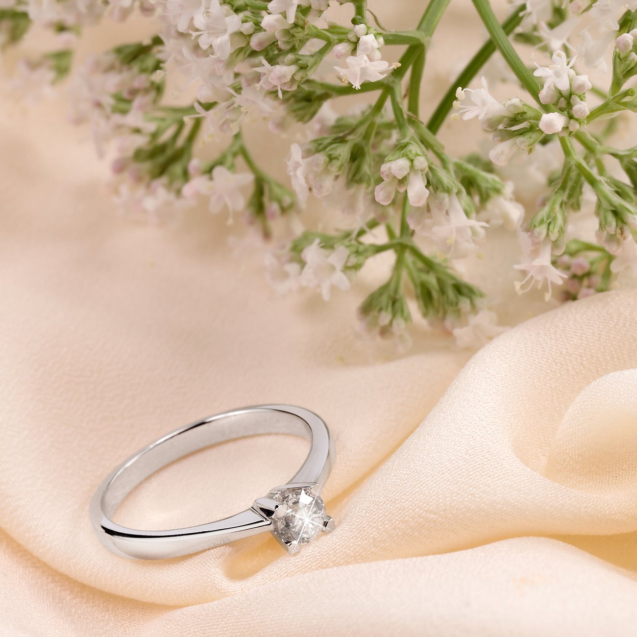 CHRIST Ring aus 585 Weißgold mit Diamant im Solitär-Schliff.