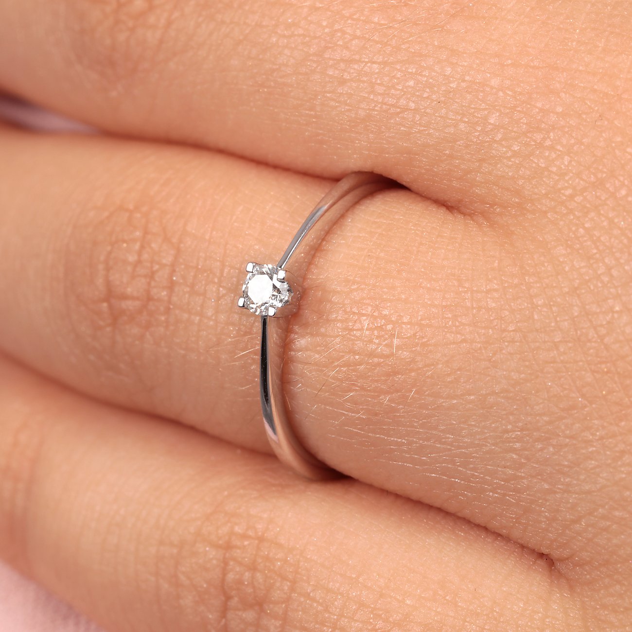 CHRIST ring van 585 witgoud met een briljant geslepen diamant.