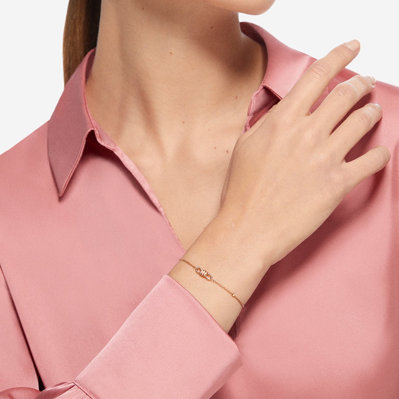 DoDo Armband aus 375 Roségold mit einem geknoteten Anhänger.