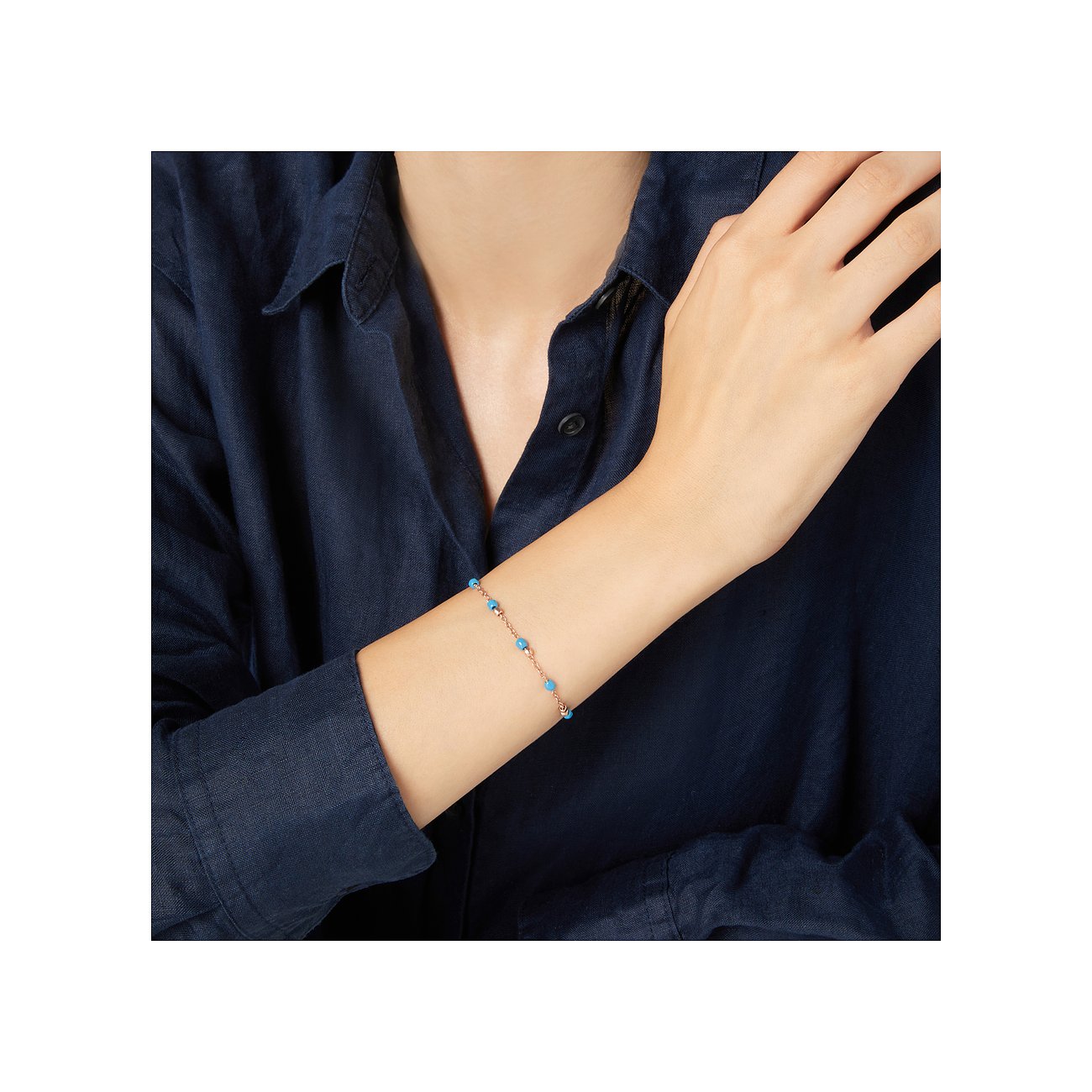 DoDo Armband aus 375 Roségold mit blauen Keramiksteinen.