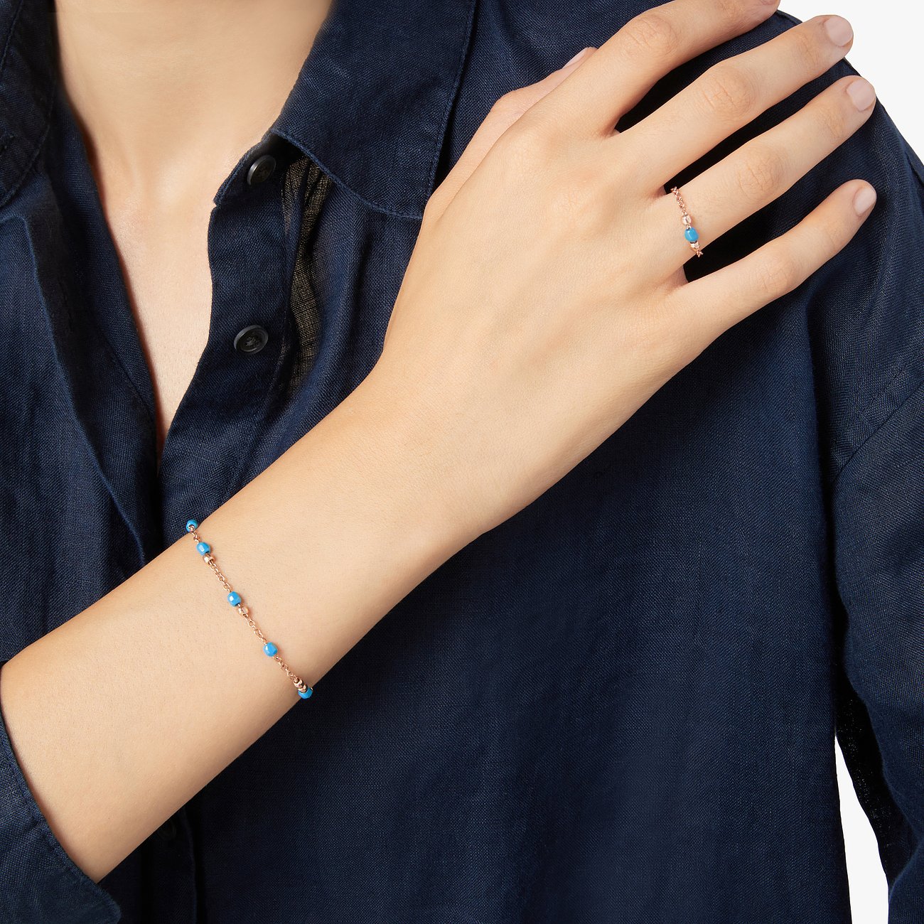 DoDo Armband aus 375 Roségold mit blauen Keramikperlen.