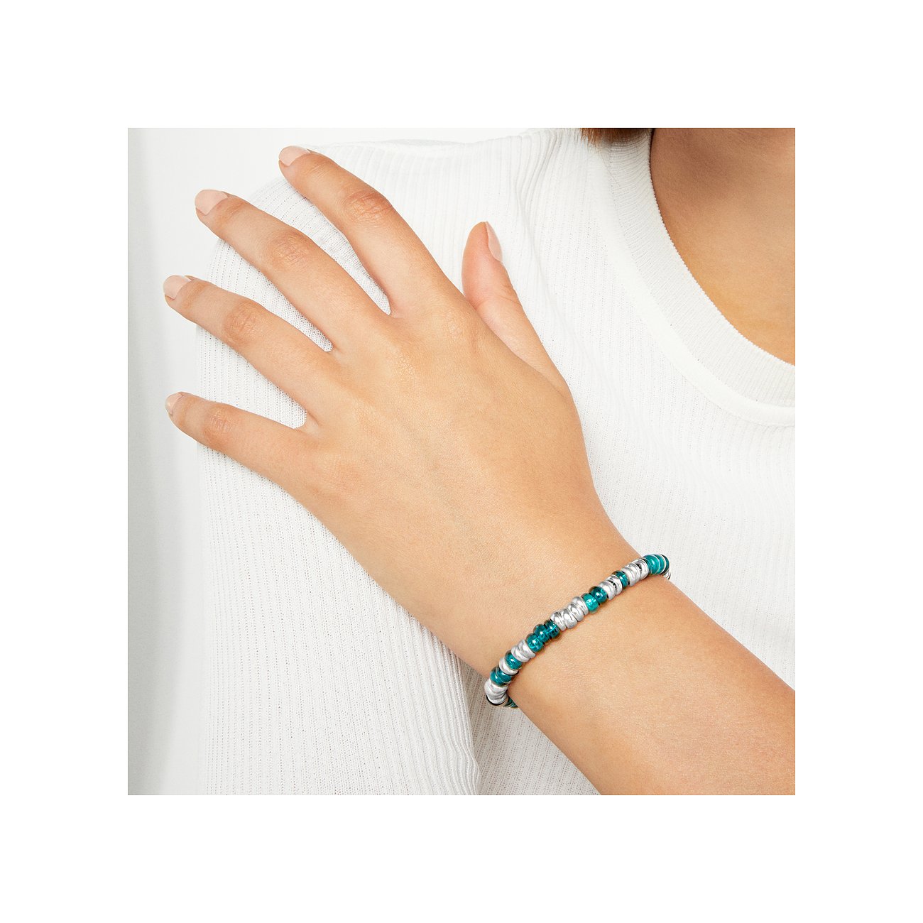 DoDo Armband aus recyceltem Kunststoff und 925er Silber mit blauen und silbernen Elementen.