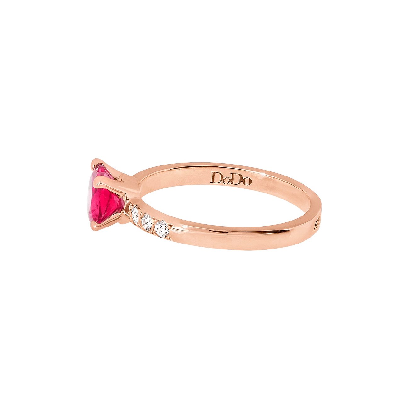 DoDo Ring aus 375 Roségold mit Rubin und weißen Steinen.