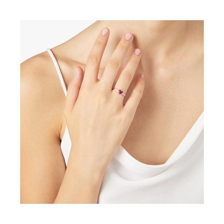 DoDo Ring aus 375 Roségold mit herzförmigem Rubin und weißen Zirkonia.