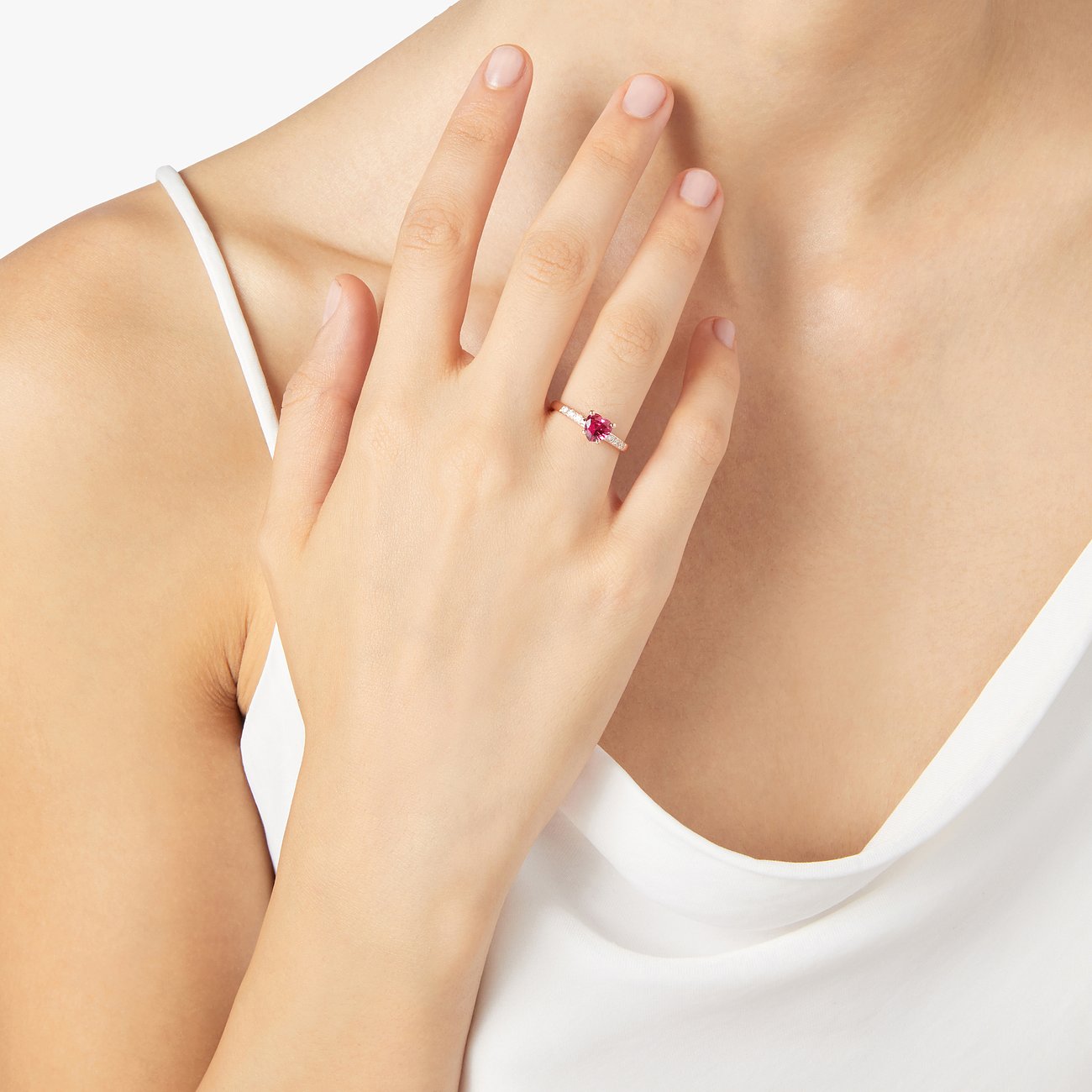 DoDo Ring aus 375 Roségold mit herzförmigem Rubin und weißen Zirkonia.