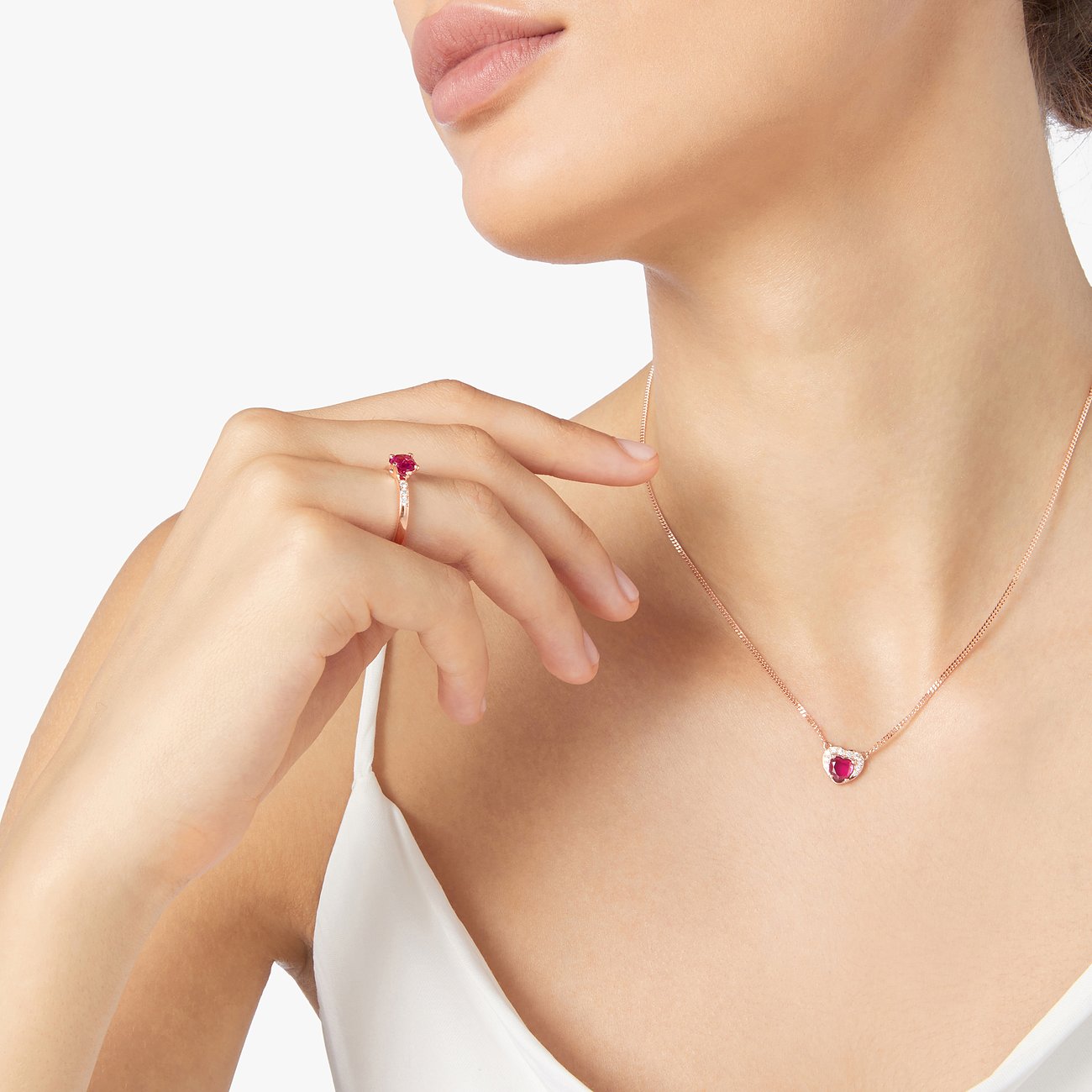 DoDo Ring aus 375 Roségold mit Rubin und weißen Steinen.