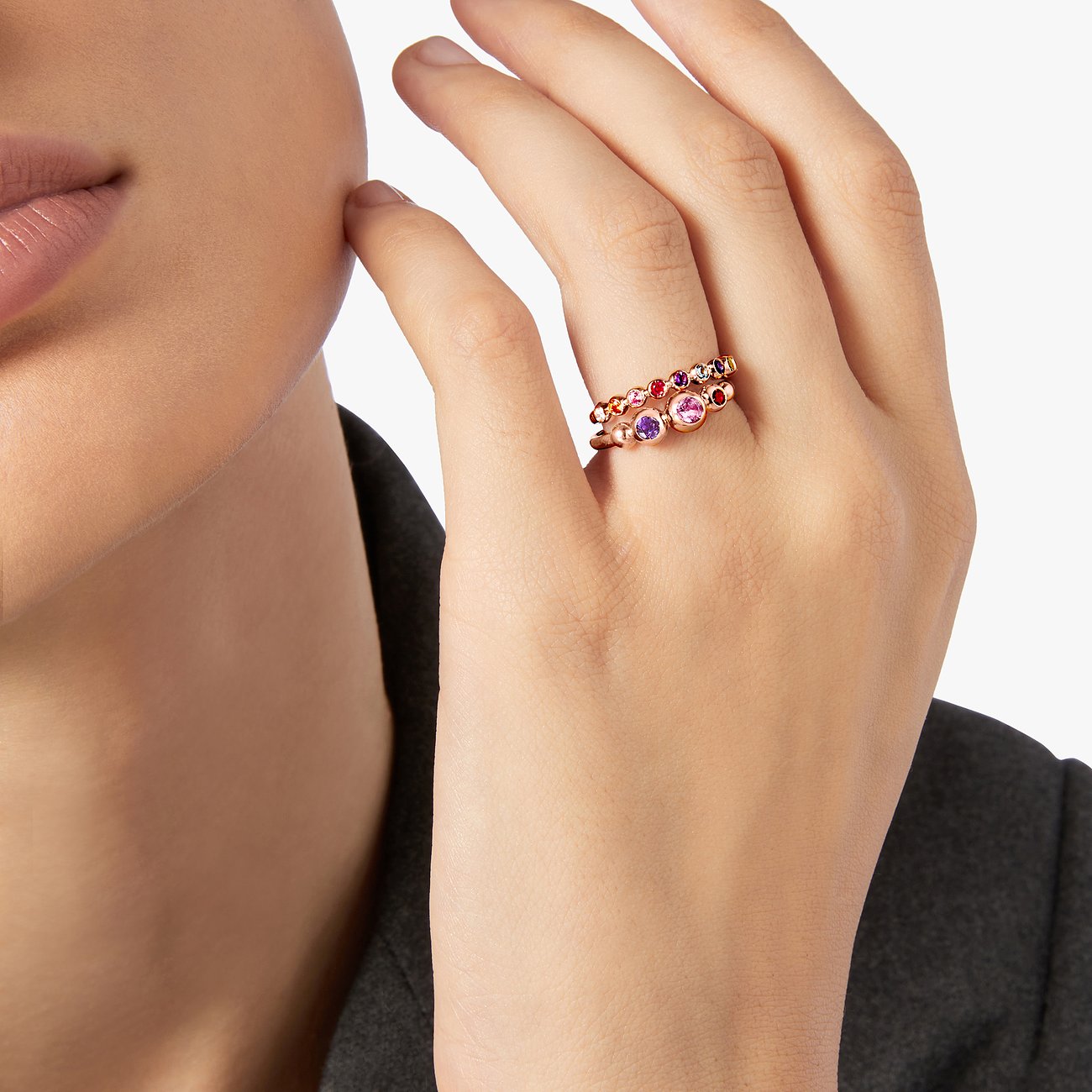 DoDo Ring aus 375 Roségold mit bunten Saphiren und einem rosa Stein.