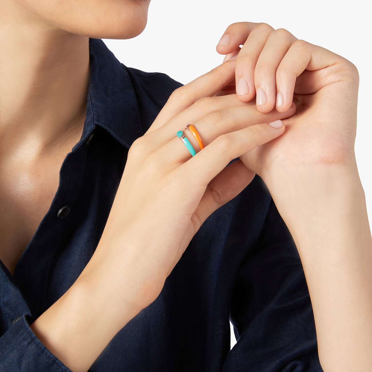 DoDo ring van 925 zilver met oranje en turquoise accenten.